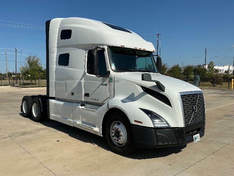 Sleeper Tractor-Heavy Duty Tractors-Volvo-2021-VNL64760-Dallas-TX-452,673\n\t\tmiles-$ 78,750 - Image 1