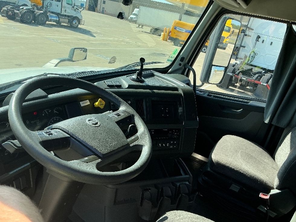 Sleeper Tractor-Heavy Duty Tractors-Volvo-2021-VNL64760-Dallas-TX-452,673\n\t\tmiles-$ 78,750 - Image 10