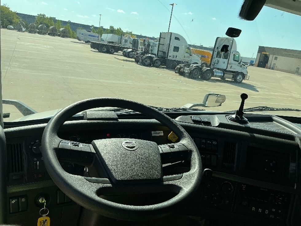 Sleeper Tractor-Heavy Duty Tractors-Volvo-2021-VNL64760-Dallas-TX-452,673\n\t\tmiles-$ 78,750 - Image 11