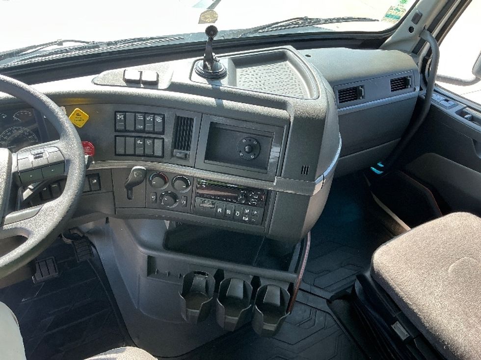 Sleeper Tractor-Heavy Duty Tractors-Volvo-2021-VNL64760-Dallas-TX-452,673\n\t\tmiles-$ 78,750 - Image 12