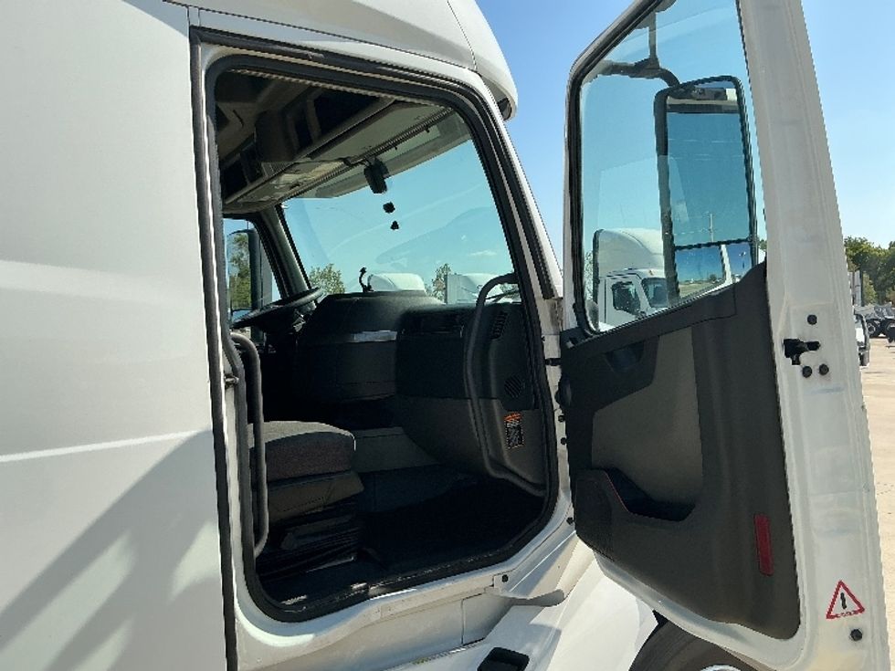 Sleeper Tractor-Heavy Duty Tractors-Volvo-2021-VNL64760-Dallas-TX-452,673\n\t\tmiles-$ 78,750 - Image 13
