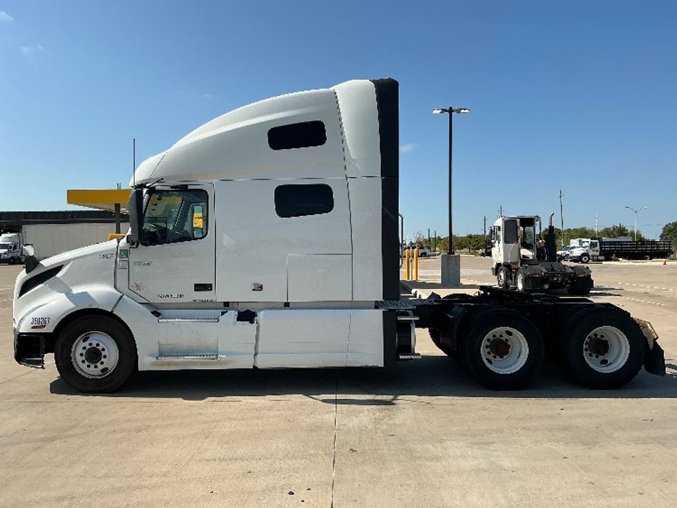 Sleeper Tractor-Heavy Duty Tractors-Volvo-2021-VNL64760-Dallas-TX-452,673\n\t\tmiles-$ 78,750 - Image 4