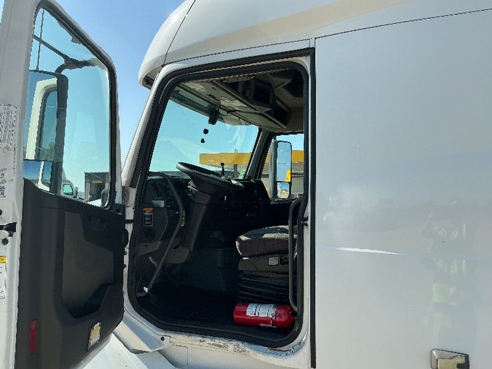 Sleeper Tractor-Heavy Duty Tractors-Volvo-2021-VNL64760-Dallas-TX-452,673\n\t\tmiles-$ 78,750 - Image 9