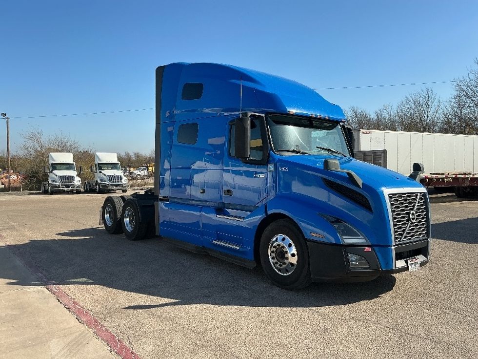 Sleeper Tractor-Heavy Duty Tractors-Volvo-2021-VNL64760-Dallas-TX-593,098\n\t\tmiles-$ 61,250 - Image 1
