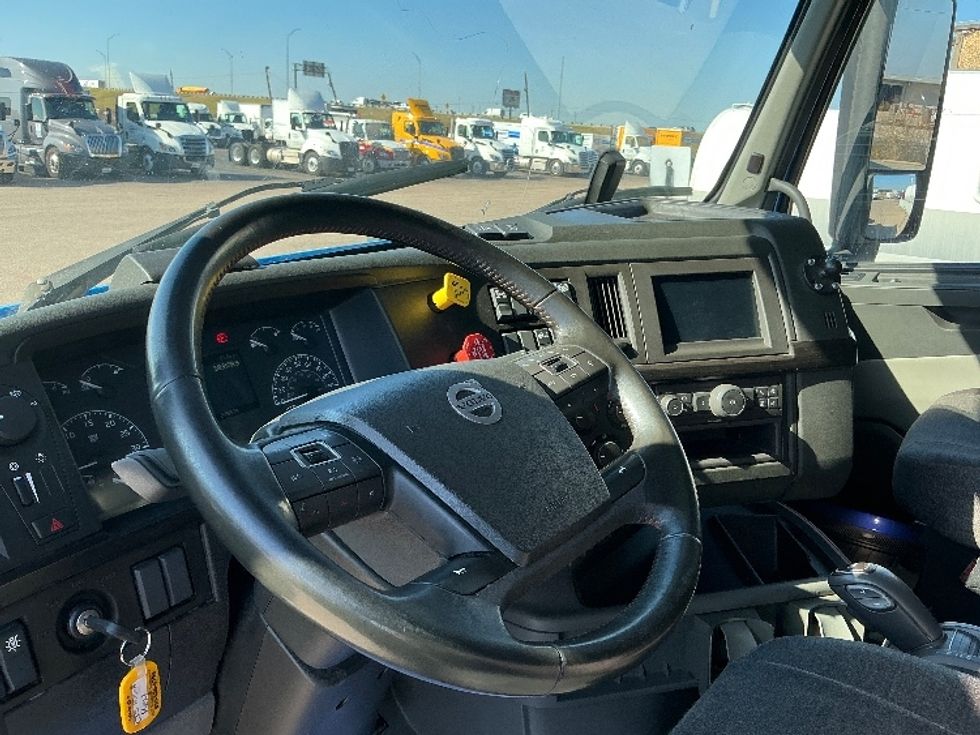 Sleeper Tractor-Heavy Duty Tractors-Volvo-2021-VNL64760-Dallas-TX-593,098\n\t\tmiles-$ 61,250 - Image 10