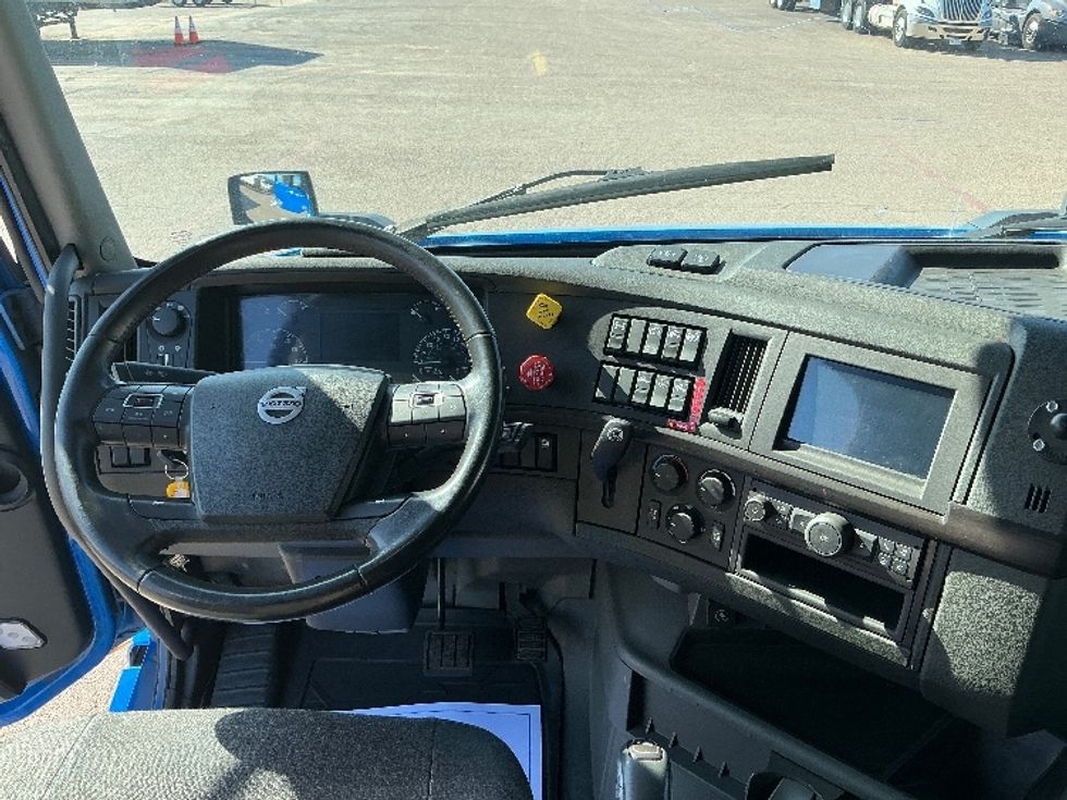 Sleeper Tractor-Heavy Duty Tractors-Volvo-2021-VNL64760-Dallas-TX-593,098\n\t\tmiles-$ 61,250 - Image 11