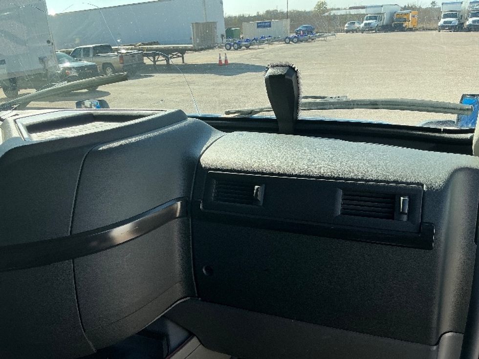 Sleeper Tractor-Heavy Duty Tractors-Volvo-2021-VNL64760-Dallas-TX-593,098\n\t\tmiles-$ 61,250 - Image 14