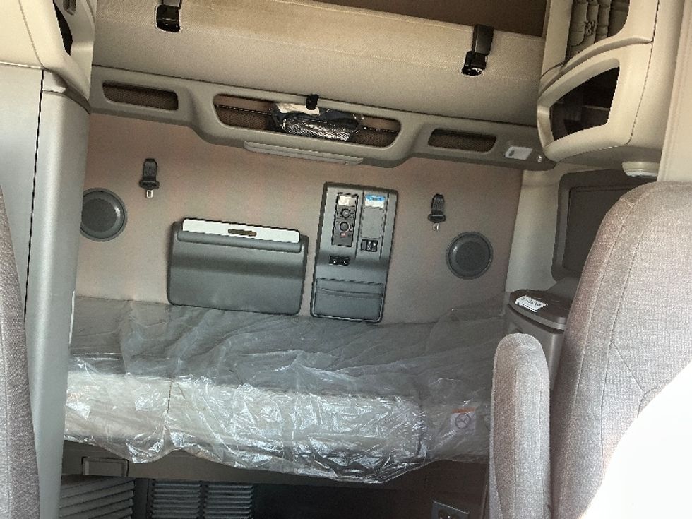 Sleeper Tractor-Heavy Duty Tractors-Volvo-2021-VNL64760-Dallas-TX-593,098\n\t\tmiles-$ 61,250 - Image 16