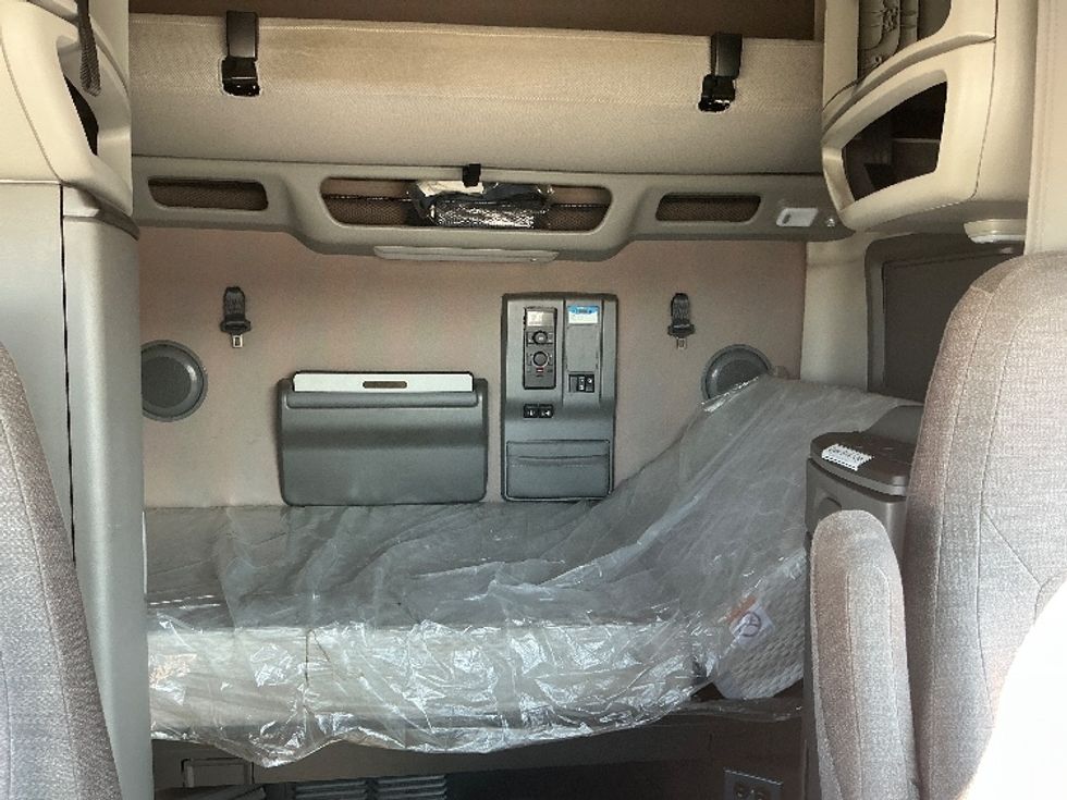 Sleeper Tractor-Heavy Duty Tractors-Volvo-2021-VNL64760-Dallas-TX-593,098\n\t\tmiles-$ 61,250 - Image 17