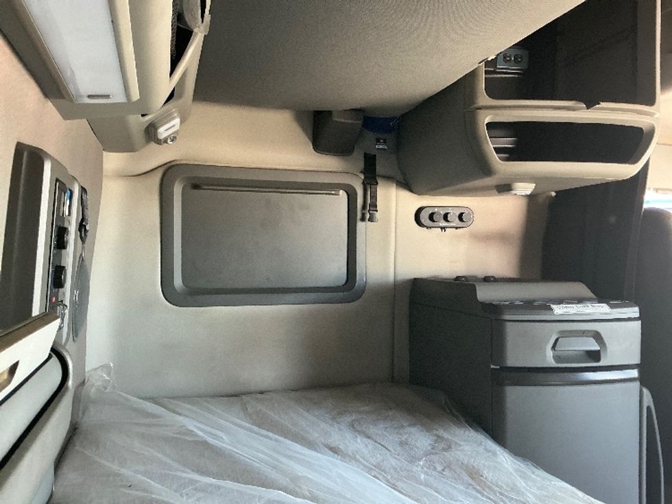 Sleeper Tractor-Heavy Duty Tractors-Volvo-2021-VNL64760-Dallas-TX-593,098\n\t\tmiles-$ 61,250 - Image 18