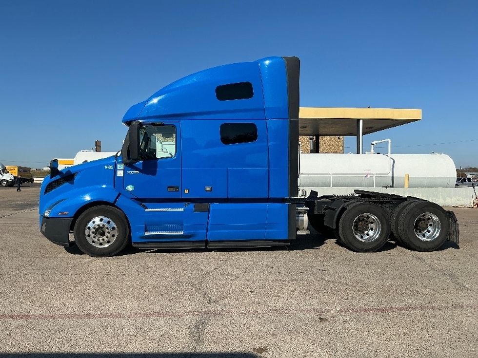 Sleeper Tractor-Heavy Duty Tractors-Volvo-2021-VNL64760-Dallas-TX-593,098\n\t\tmiles-$ 61,250 - Image 4