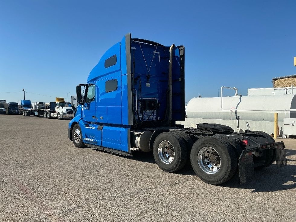 Sleeper Tractor-Heavy Duty Tractors-Volvo-2021-VNL64760-Dallas-TX-593,098\n\t\tmiles-$ 61,250 - Image 5