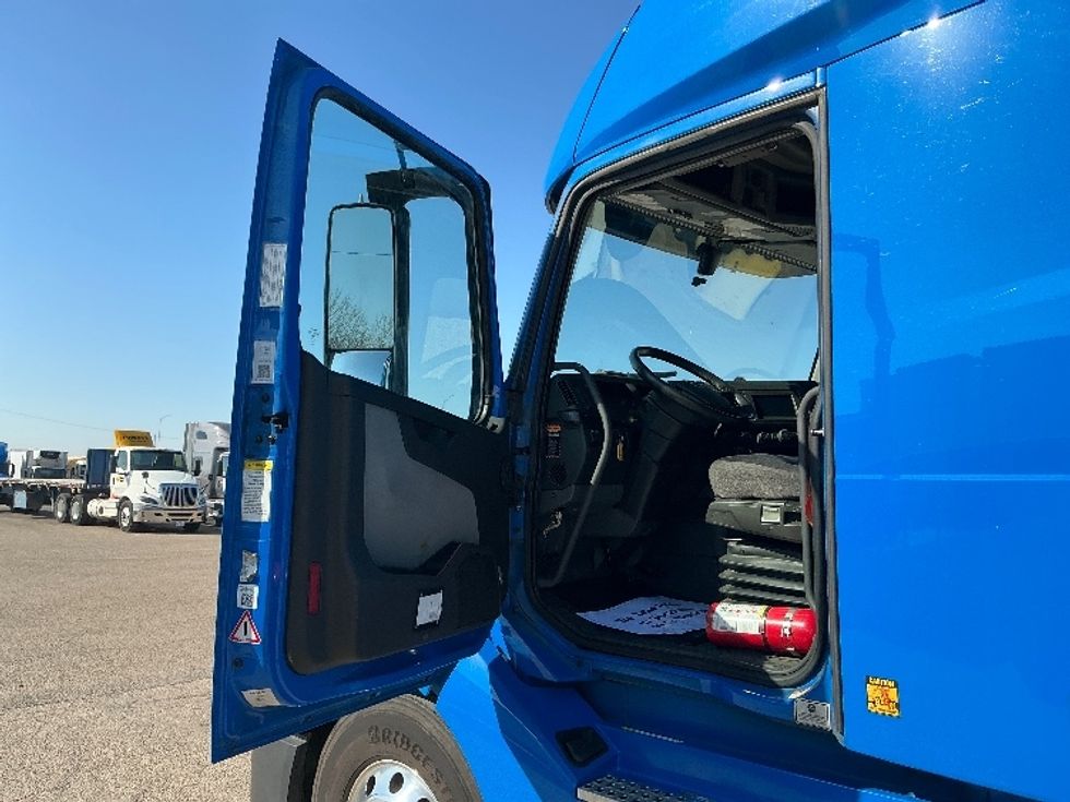 Sleeper Tractor-Heavy Duty Tractors-Volvo-2021-VNL64760-Dallas-TX-593,098\n\t\tmiles-$ 61,250 - Image 9