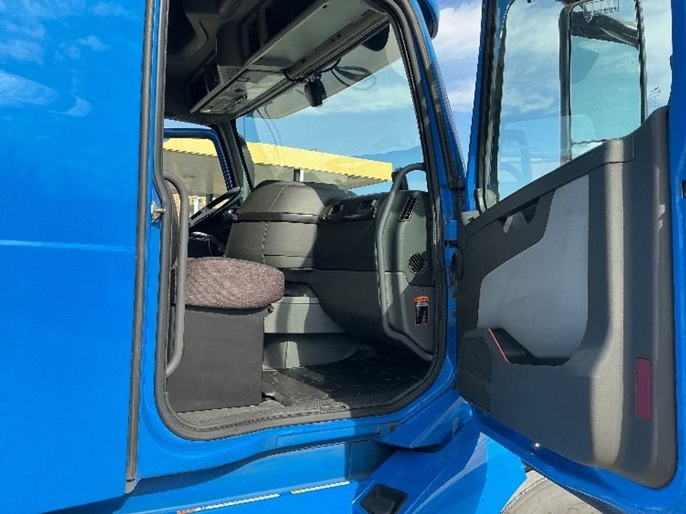 Sleeper Tractor-Heavy Duty Tractors-Volvo-2021-VNL64760-Dallas-TX-647,815\n\t\tmiles-$ 56,000 - Image 13