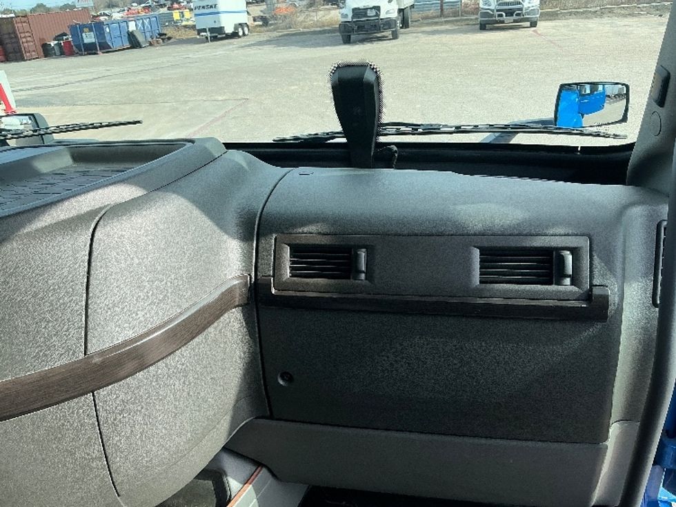 Sleeper Tractor-Heavy Duty Tractors-Volvo-2021-VNL64760-Dallas-TX-647,815\n\t\tmiles-$ 56,000 - Image 14