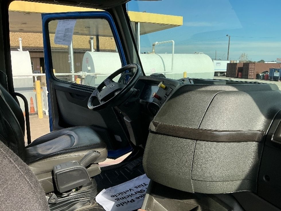 Sleeper Tractor-Heavy Duty Tractors-Volvo-2021-VNL64760-Dallas-TX-647,815\n\t\tmiles-$ 56,000 - Image 15