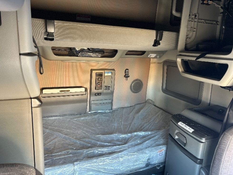 Sleeper Tractor-Heavy Duty Tractors-Volvo-2021-VNL64760-Dallas-TX-647,815\n\t\tmiles-$ 56,000 - Image 16