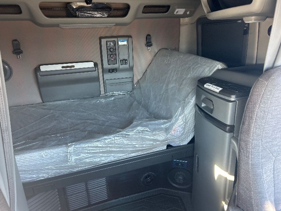 Sleeper Tractor-Heavy Duty Tractors-Volvo-2021-VNL64760-Dallas-TX-647,815\n\t\tmiles-$ 56,000 - Image 17