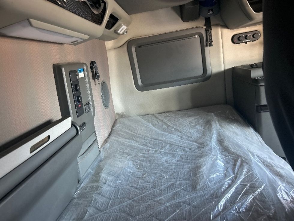 Sleeper Tractor-Heavy Duty Tractors-Volvo-2021-VNL64760-Dallas-TX-647,815\n\t\tmiles-$ 56,000 - Image 18