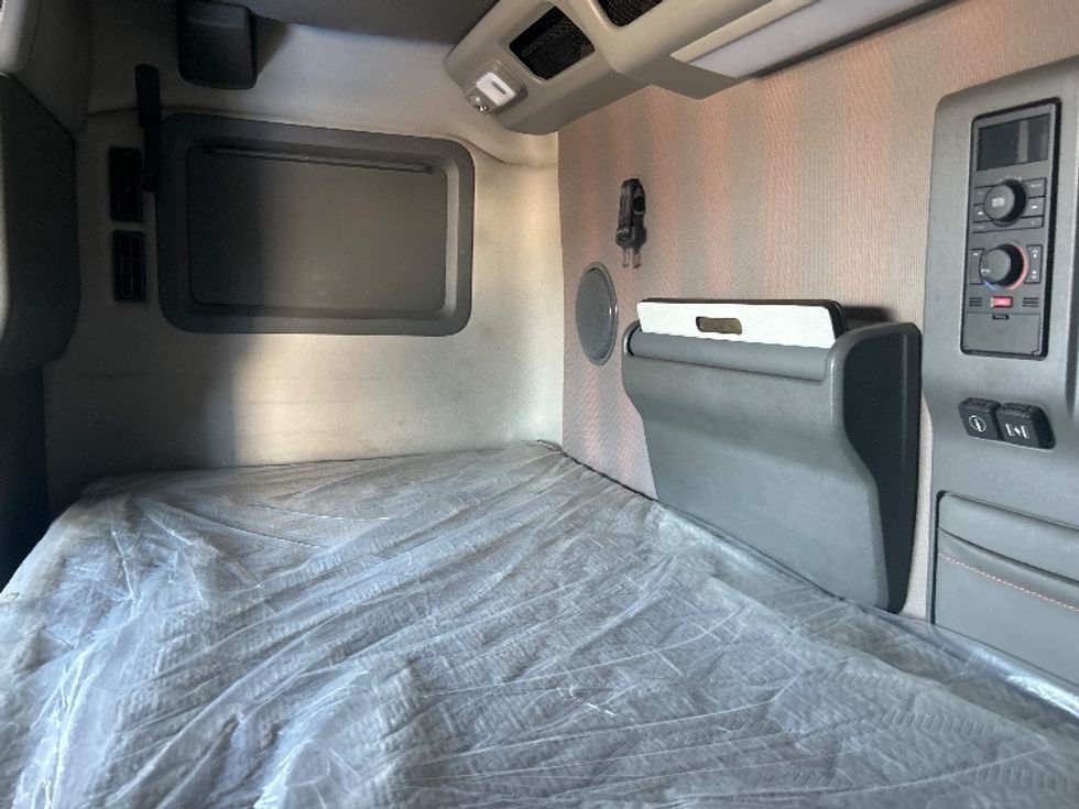 Sleeper Tractor-Heavy Duty Tractors-Volvo-2021-VNL64760-Dallas-TX-647,815\n\t\tmiles-$ 56,000 - Image 19