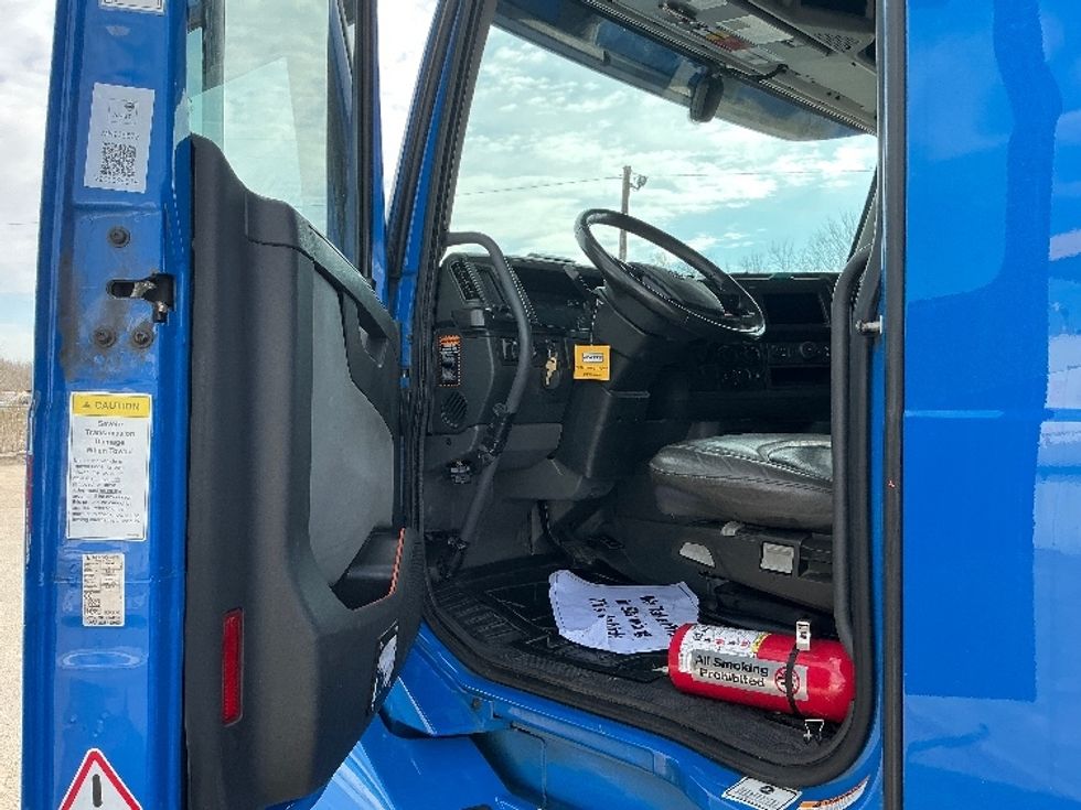 Sleeper Tractor-Heavy Duty Tractors-Volvo-2021-VNL64760-Dallas-TX-647,815\n\t\tmiles-$ 56,000 - Image 9