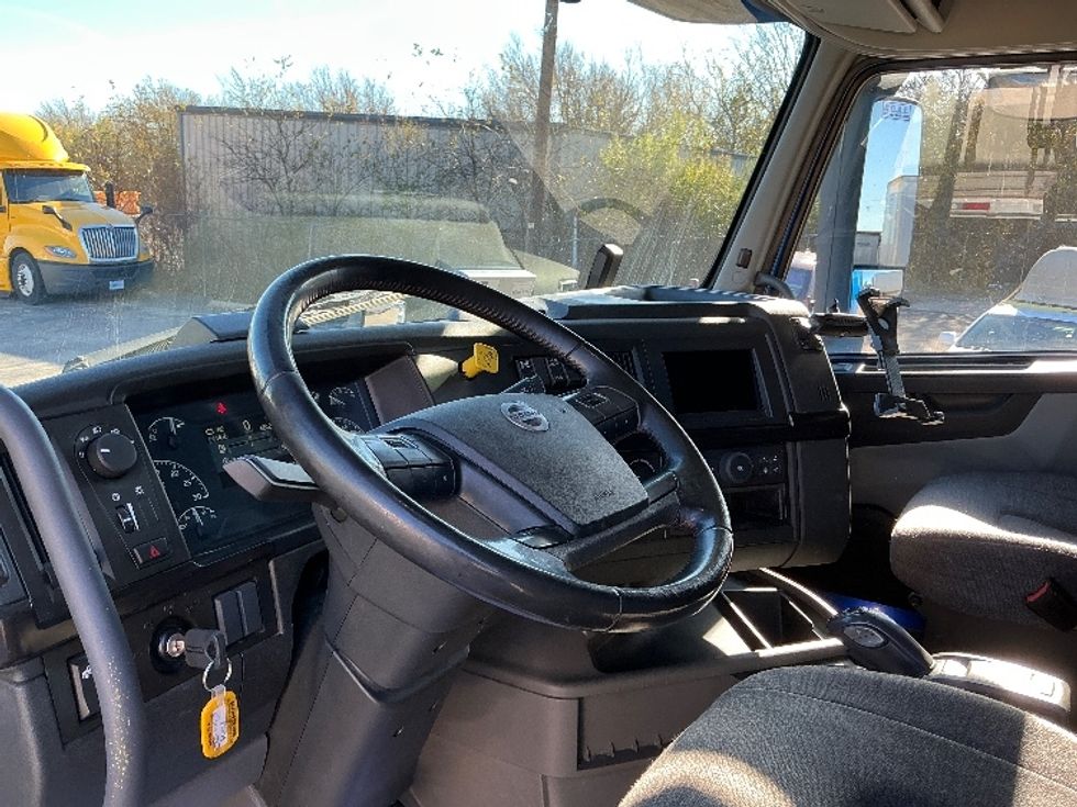 Sleeper Tractor-Heavy Duty Tractors-Volvo-2021-VNL64760-Dallas-TX-681,234\n\t\tmiles-$ 56,000 - Image 10