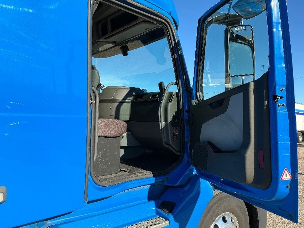 Sleeper Tractor-Heavy Duty Tractors-Volvo-2021-VNL64760-Dallas-TX-681,234\n\t\tmiles-$ 56,000 - Image 13