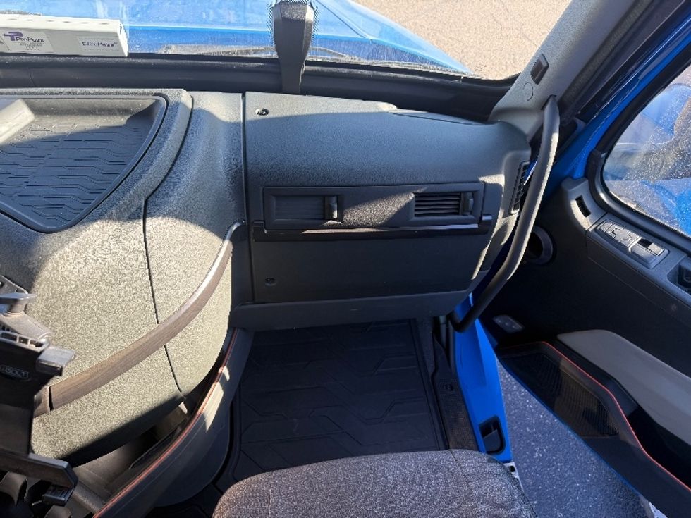 Sleeper Tractor-Heavy Duty Tractors-Volvo-2021-VNL64760-Dallas-TX-681,234\n\t\tmiles-$ 56,000 - Image 14