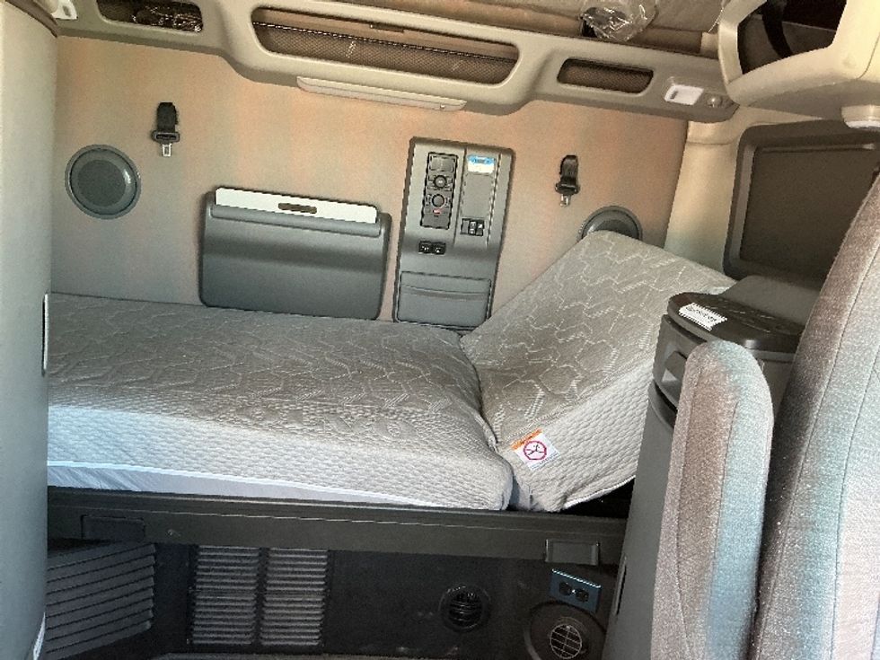 Sleeper Tractor-Heavy Duty Tractors-Volvo-2021-VNL64760-Dallas-TX-681,234\n\t\tmiles-$ 56,000 - Image 17