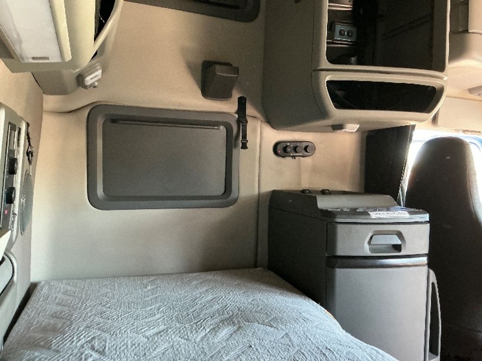 Sleeper Tractor-Heavy Duty Tractors-Volvo-2021-VNL64760-Dallas-TX-681,234\n\t\tmiles-$ 56,000 - Image 18