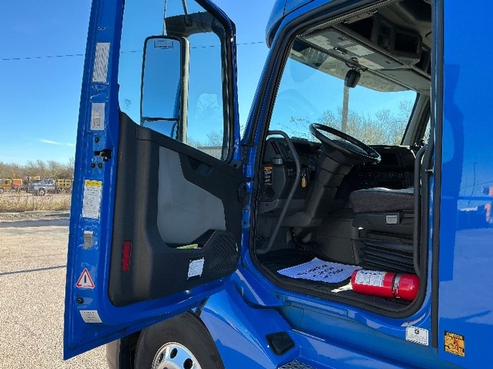 Sleeper Tractor-Heavy Duty Tractors-Volvo-2021-VNL64760-Dallas-TX-681,234\n\t\tmiles-$ 56,000 - Image 9