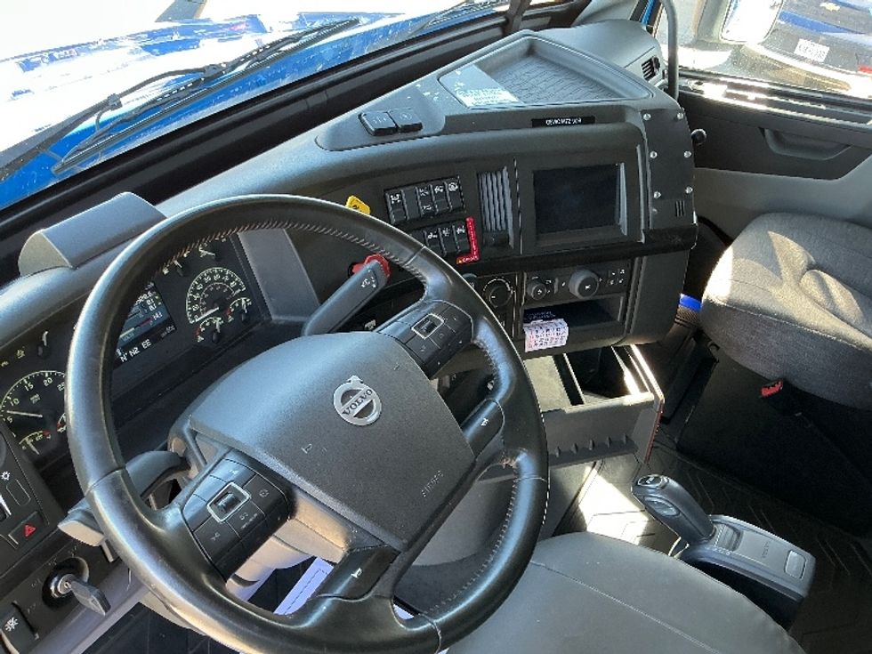 Sleeper Tractor-Heavy Duty Tractors-Volvo-2021-VNL64760-Dallas-TX-685,743\n\t\tmiles-$ 52,500 - Image 10