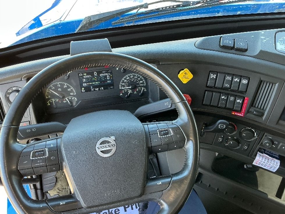 Sleeper Tractor-Heavy Duty Tractors-Volvo-2021-VNL64760-Dallas-TX-685,743\n\t\tmiles-$ 52,500 - Image 11
