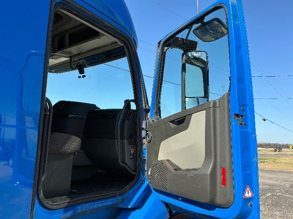 Sleeper Tractor-Heavy Duty Tractors-Volvo-2021-VNL64760-Dallas-TX-685,743\n\t\tmiles-$ 52,500 - Image 13