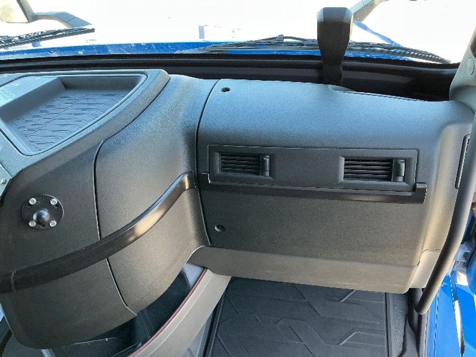 Sleeper Tractor-Heavy Duty Tractors-Volvo-2021-VNL64760-Dallas-TX-685,743\n\t\tmiles-$ 52,500 - Image 14