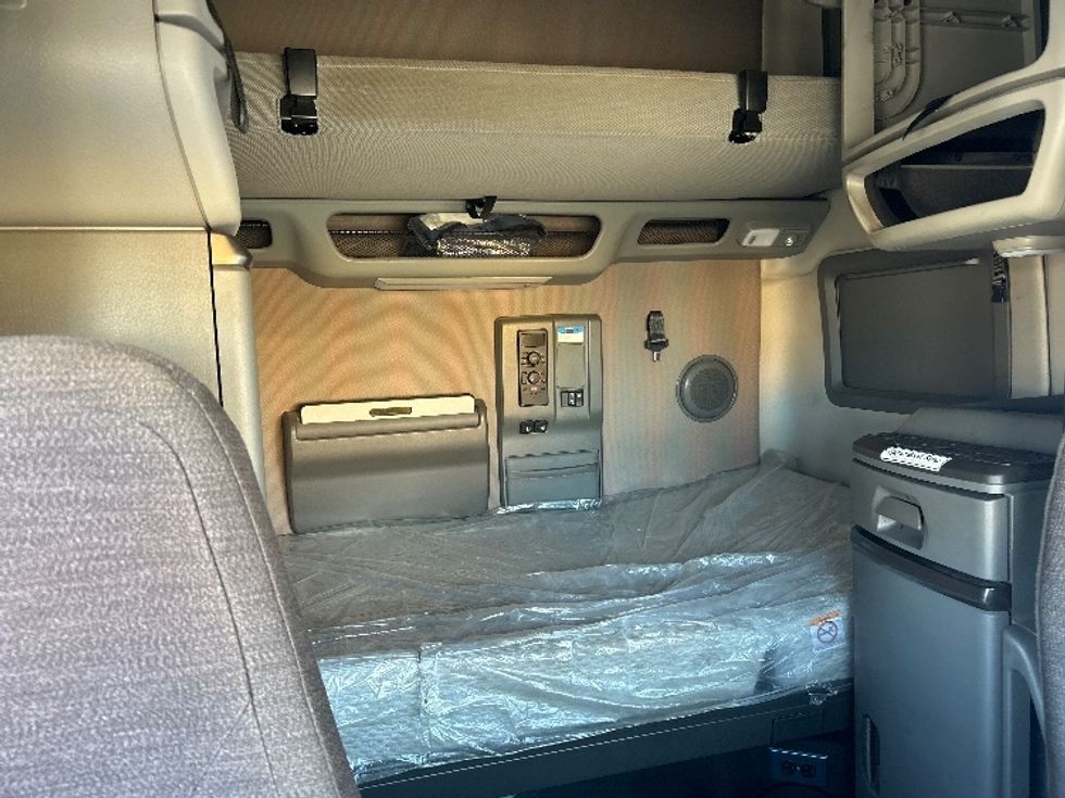 Sleeper Tractor-Heavy Duty Tractors-Volvo-2021-VNL64760-Dallas-TX-685,743\n\t\tmiles-$ 52,500 - Image 16