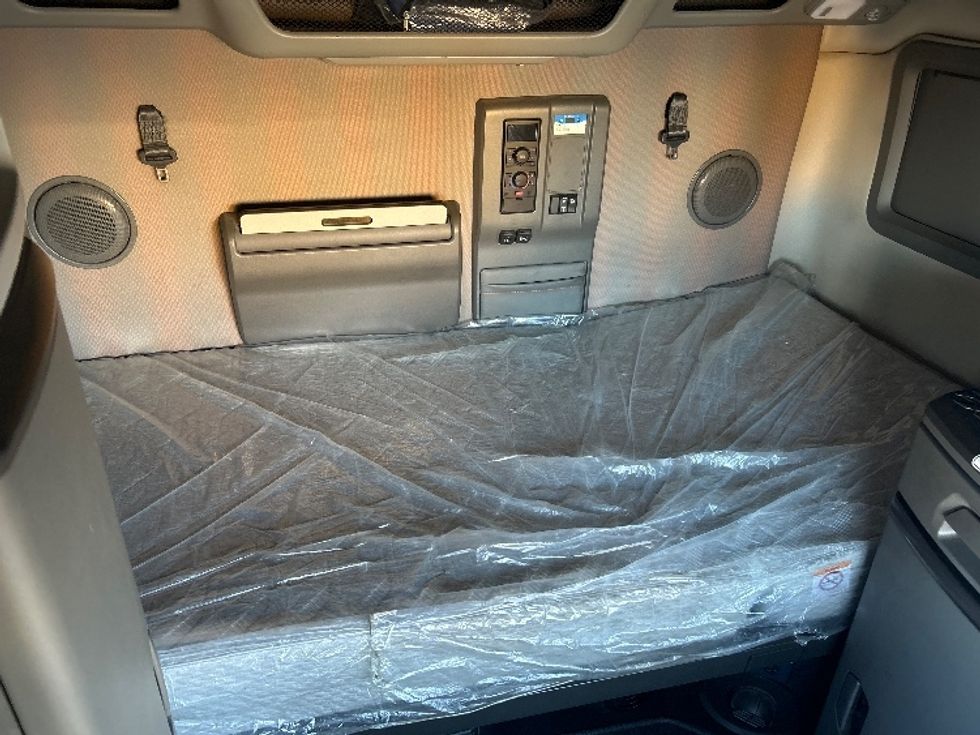 Sleeper Tractor-Heavy Duty Tractors-Volvo-2021-VNL64760-Dallas-TX-685,743\n\t\tmiles-$ 52,500 - Image 17