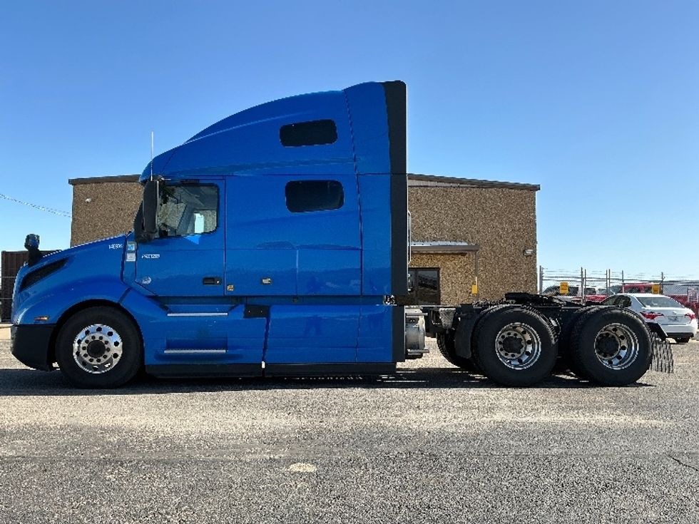 Sleeper Tractor-Heavy Duty Tractors-Volvo-2021-VNL64760-Dallas-TX-685,743\n\t\tmiles-$ 52,500 - Image 4