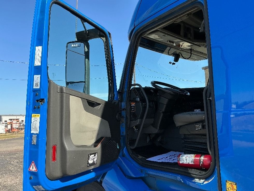 Sleeper Tractor-Heavy Duty Tractors-Volvo-2021-VNL64760-Dallas-TX-685,743\n\t\tmiles-$ 52,500 - Image 9