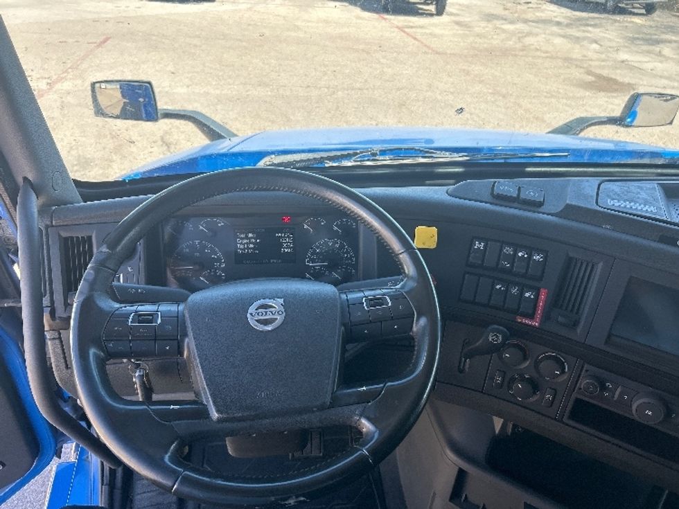 Sleeper Tractor-Heavy Duty Tractors-Volvo-2021-VNL64760-Dallas-TX-690,104\n\t\tmiles-$ 49,750 - Image 11