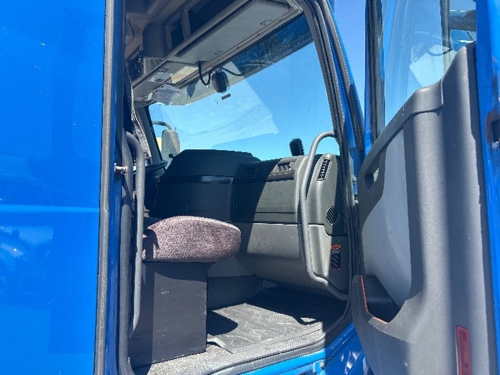 Sleeper Tractor-Heavy Duty Tractors-Volvo-2021-VNL64760-Dallas-TX-690,104\n\t\tmiles-$ 49,750 - Image 13
