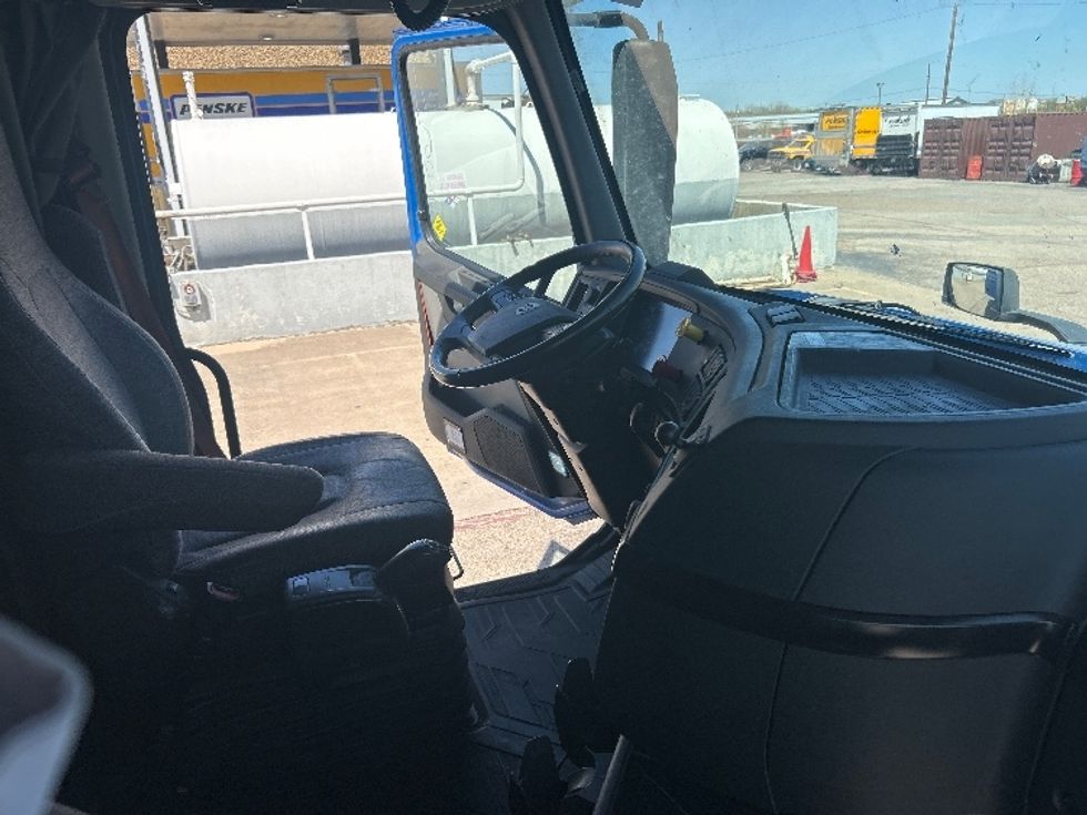 Sleeper Tractor-Heavy Duty Tractors-Volvo-2021-VNL64760-Dallas-TX-690,104\n\t\tmiles-$ 49,750 - Image 15