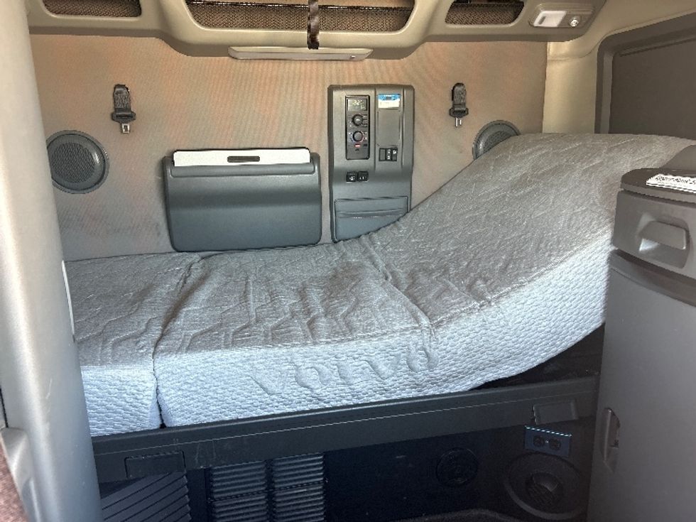 Sleeper Tractor-Heavy Duty Tractors-Volvo-2021-VNL64760-Dallas-TX-690,104\n\t\tmiles-$ 49,750 - Image 17