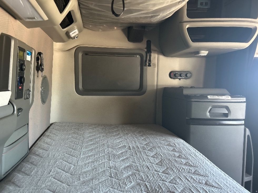 Sleeper Tractor-Heavy Duty Tractors-Volvo-2021-VNL64760-Dallas-TX-690,104\n\t\tmiles-$ 49,750 - Image 18