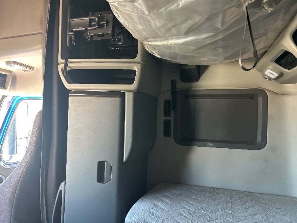 Sleeper Tractor-Heavy Duty Tractors-Volvo-2021-VNL64760-Dallas-TX-690,104\n\t\tmiles-$ 49,750 - Image 19