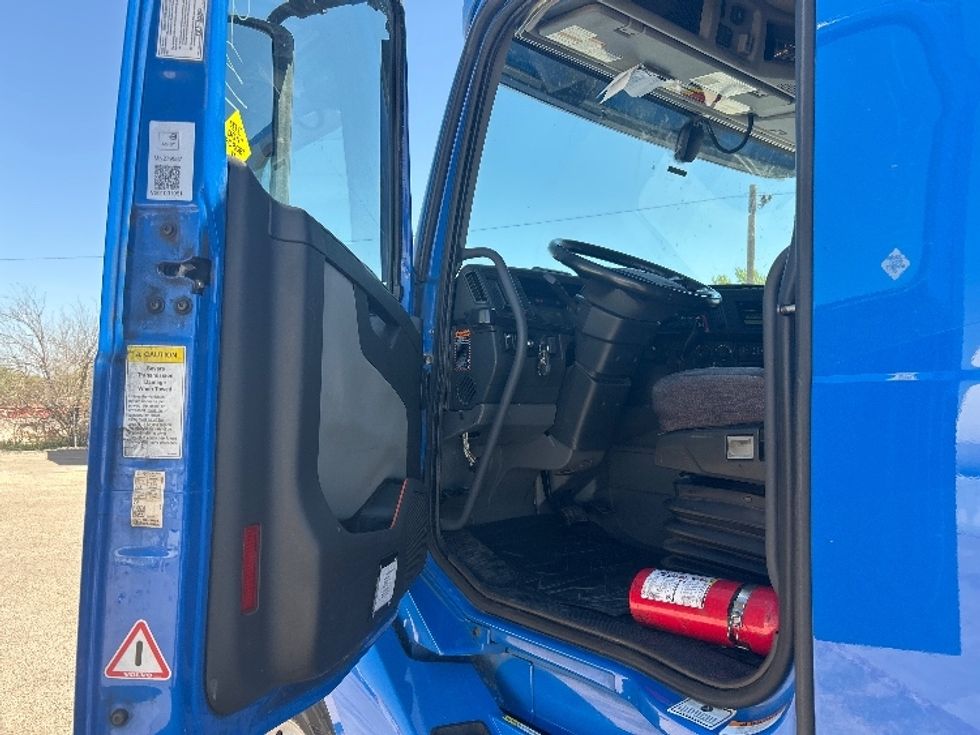 Sleeper Tractor-Heavy Duty Tractors-Volvo-2021-VNL64760-Dallas-TX-690,104\n\t\tmiles-$ 49,750 - Image 9