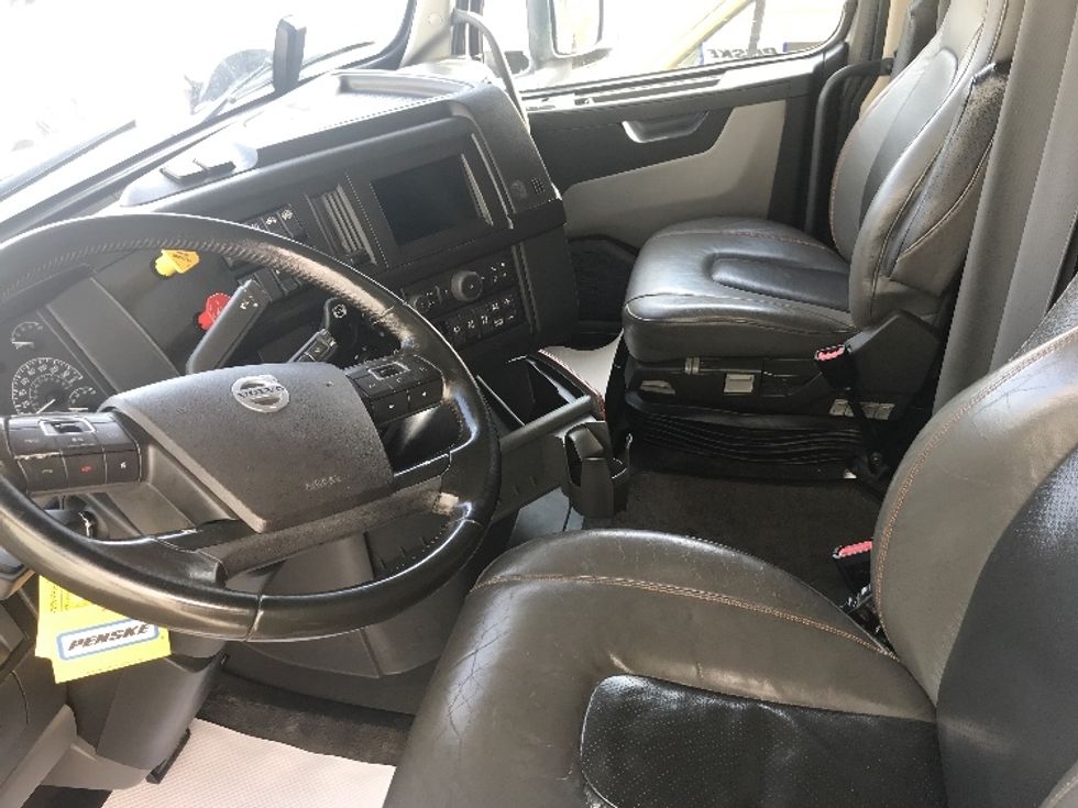 Sleeper Tractor-Heavy Duty Tractors-Volvo-2021-VNL64760-Dartmouth-NS-756,356\n\t\tkm-$ 93,250 - Image 10