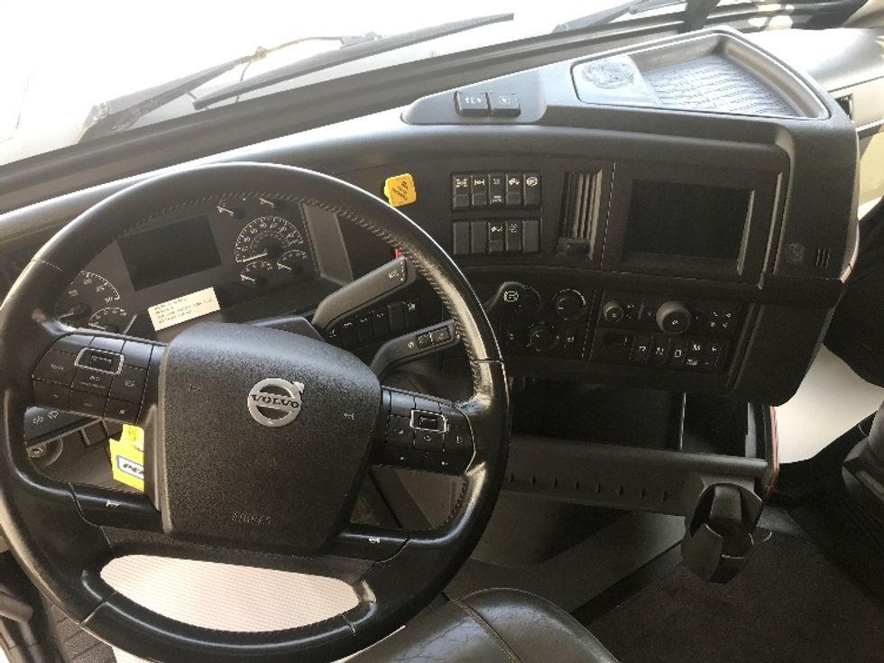 Sleeper Tractor-Heavy Duty Tractors-Volvo-2021-VNL64760-Dartmouth-NS-756,356\n\t\tkm-$ 93,250 - Image 11