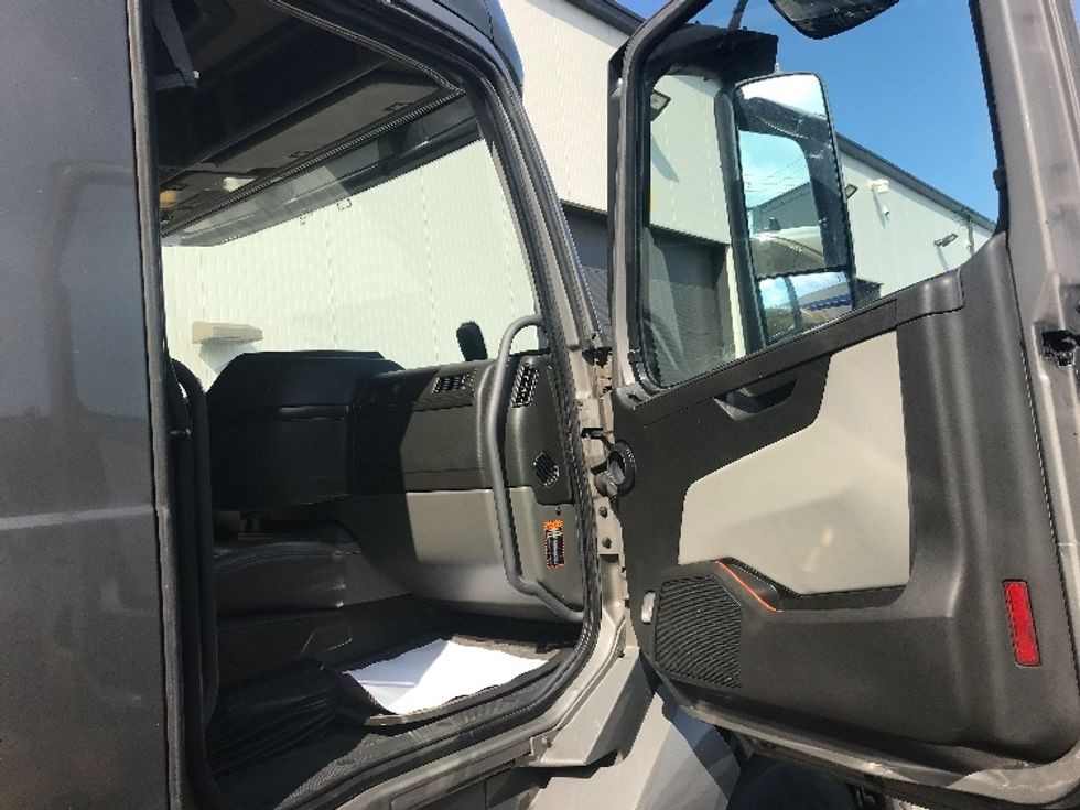 Sleeper Tractor-Heavy Duty Tractors-Volvo-2021-VNL64760-Dartmouth-NS-756,356\n\t\tkm-$ 93,250 - Image 13