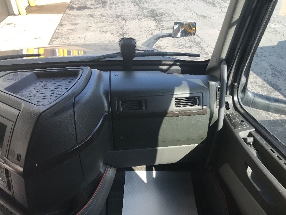 Sleeper Tractor-Heavy Duty Tractors-Volvo-2021-VNL64760-Dartmouth-NS-756,356\n\t\tkm-$ 93,250 - Image 14